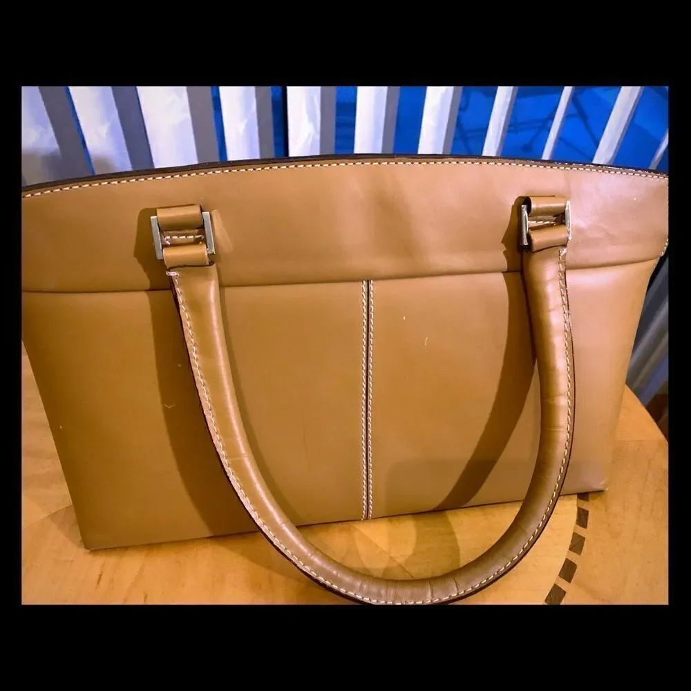 100% Leather Lining 100% polyester Woman’s Light Brown Tan Purse Satchel Used